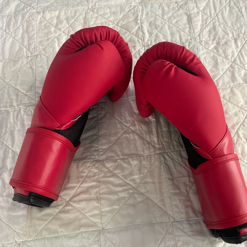 Everlast Red Training Boxing Gloves with Black Accents - Picture 6 of 6